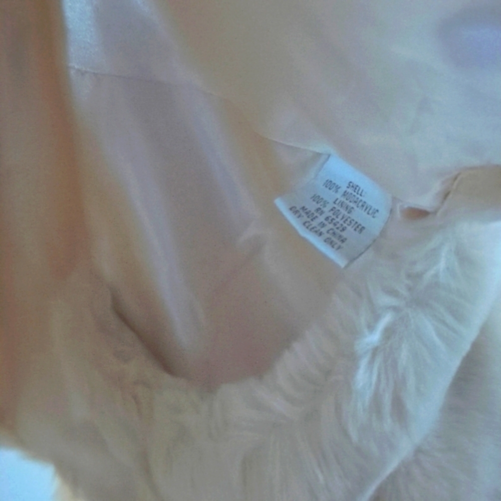 Donna Vinci Faux Fur Shawl/Wrap/Capelet.  Beige/Cream - Picture 12 of 17